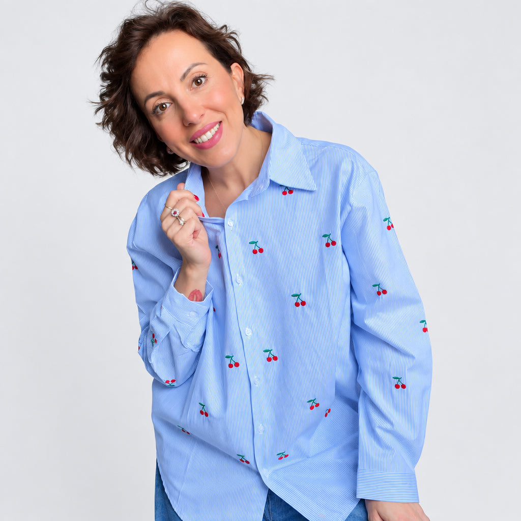 Camicia Oversize a Righe con Micro-Stampe "Chic & Playful" ✨🍒