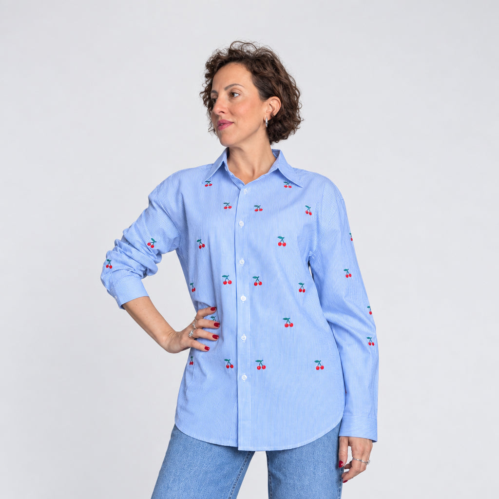 Camicia Oversize a Righe con Micro-Stampe "Chic & Playful" ✨🍒