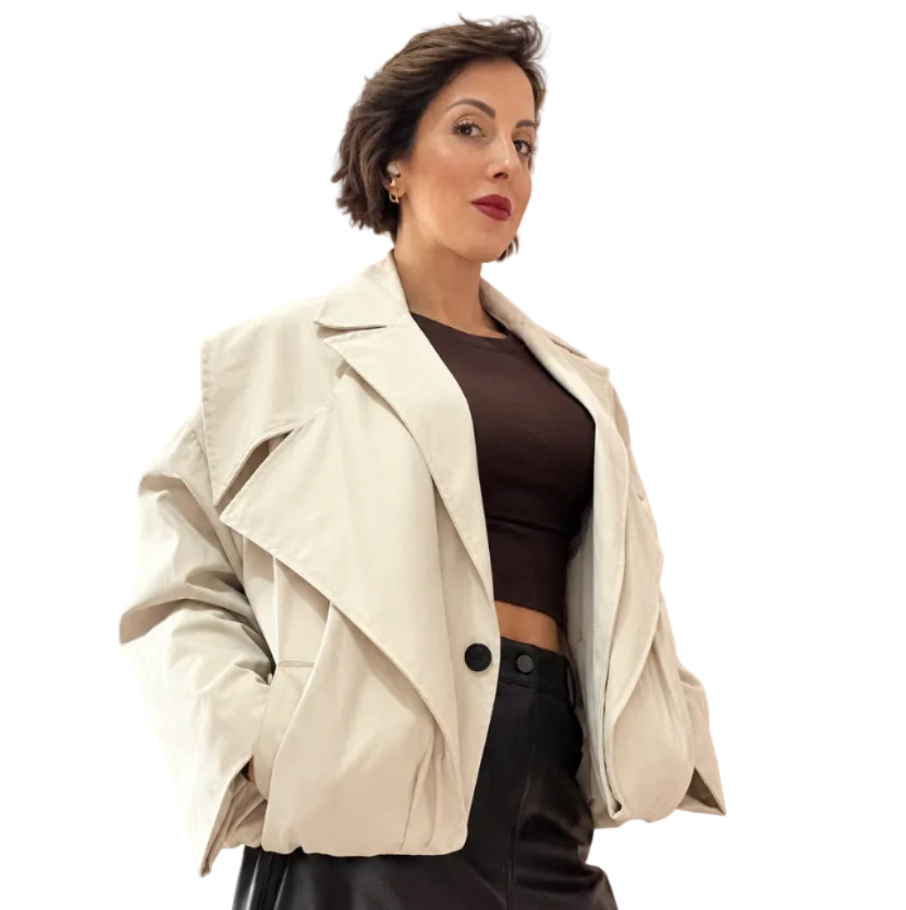 Modella indossa giacca corta oversize color crema con ampi revers e bottone singolo di Caldea Boutique