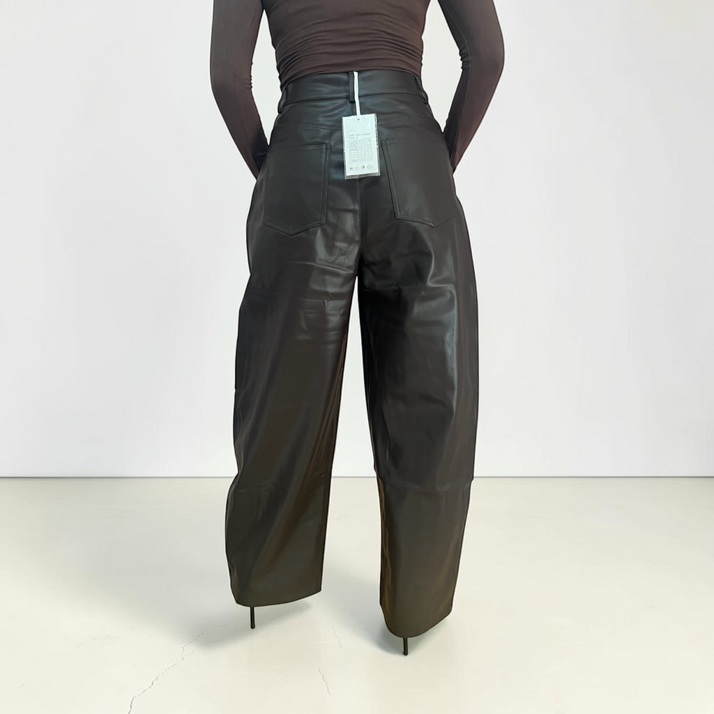 Vista posteriore di pantaloni a gamba larga in ecopelle marrone Caldea Boutique con tasche e vita alta