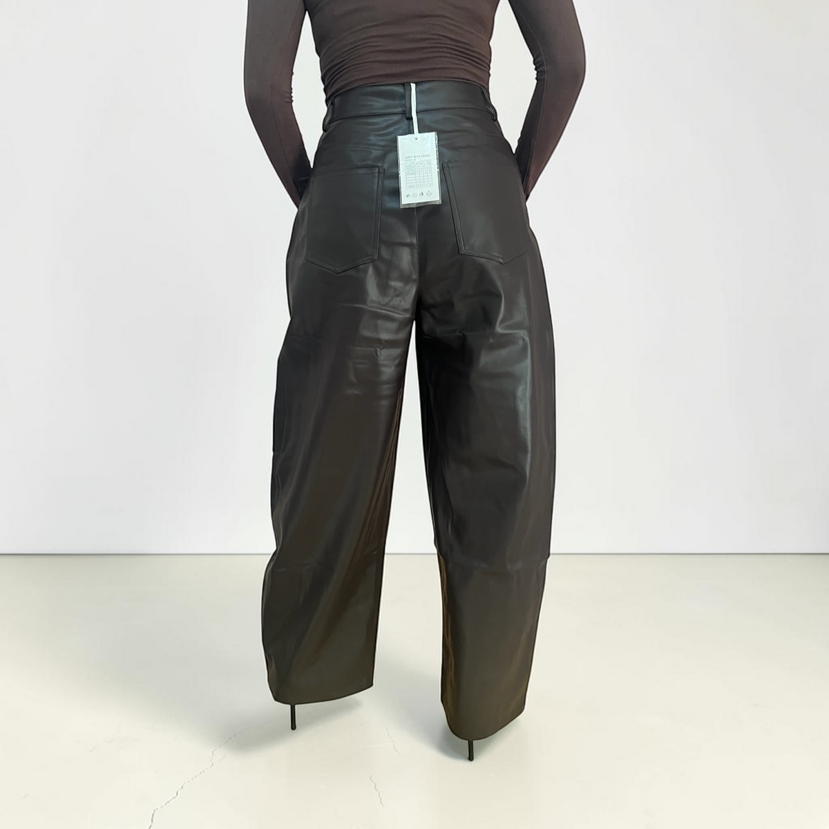 Vista posteriore di pantaloni a gamba larga in ecopelle marrone Caldea Boutique con tasche e vita alta