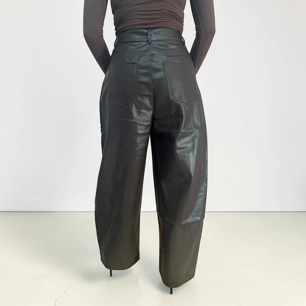 Vista posteriore di pantaloni a gamba larga in ecopelle marrone scuro Caldea Boutique con tasche e vita alta
