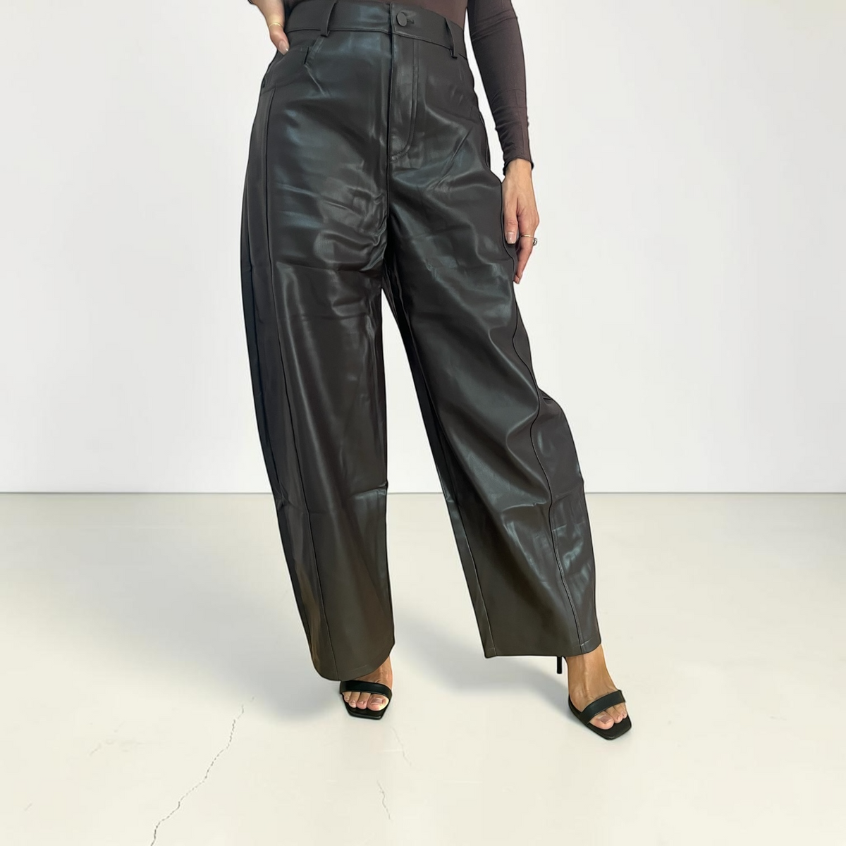 Pantaloni a gamba larga in ecopelle nera Caldea Boutique con vita alta e vestibilità fluida su base in legno
