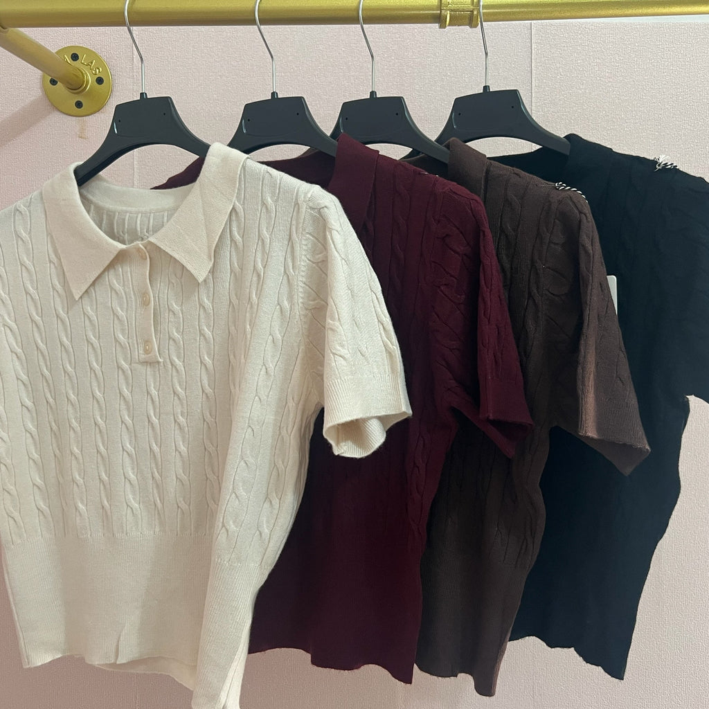 Polo a maniche corte Caldea Boutique in maglia a trecce, disponibili in vari colori su grucce